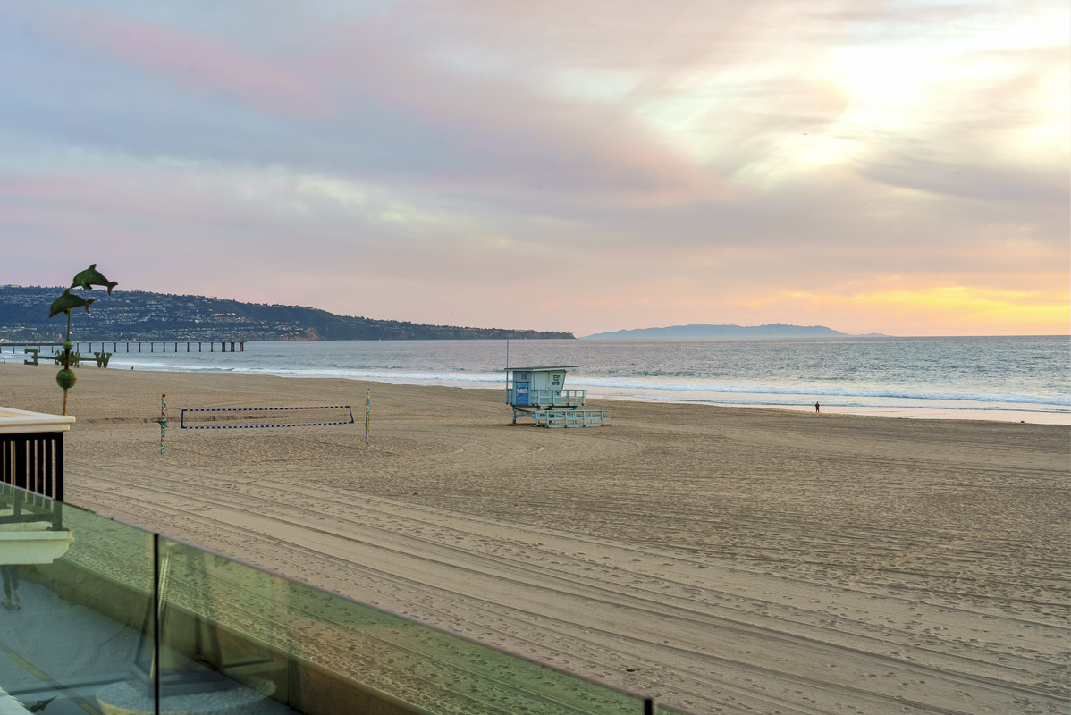 Sunset light near Manhattan Beach Pier
