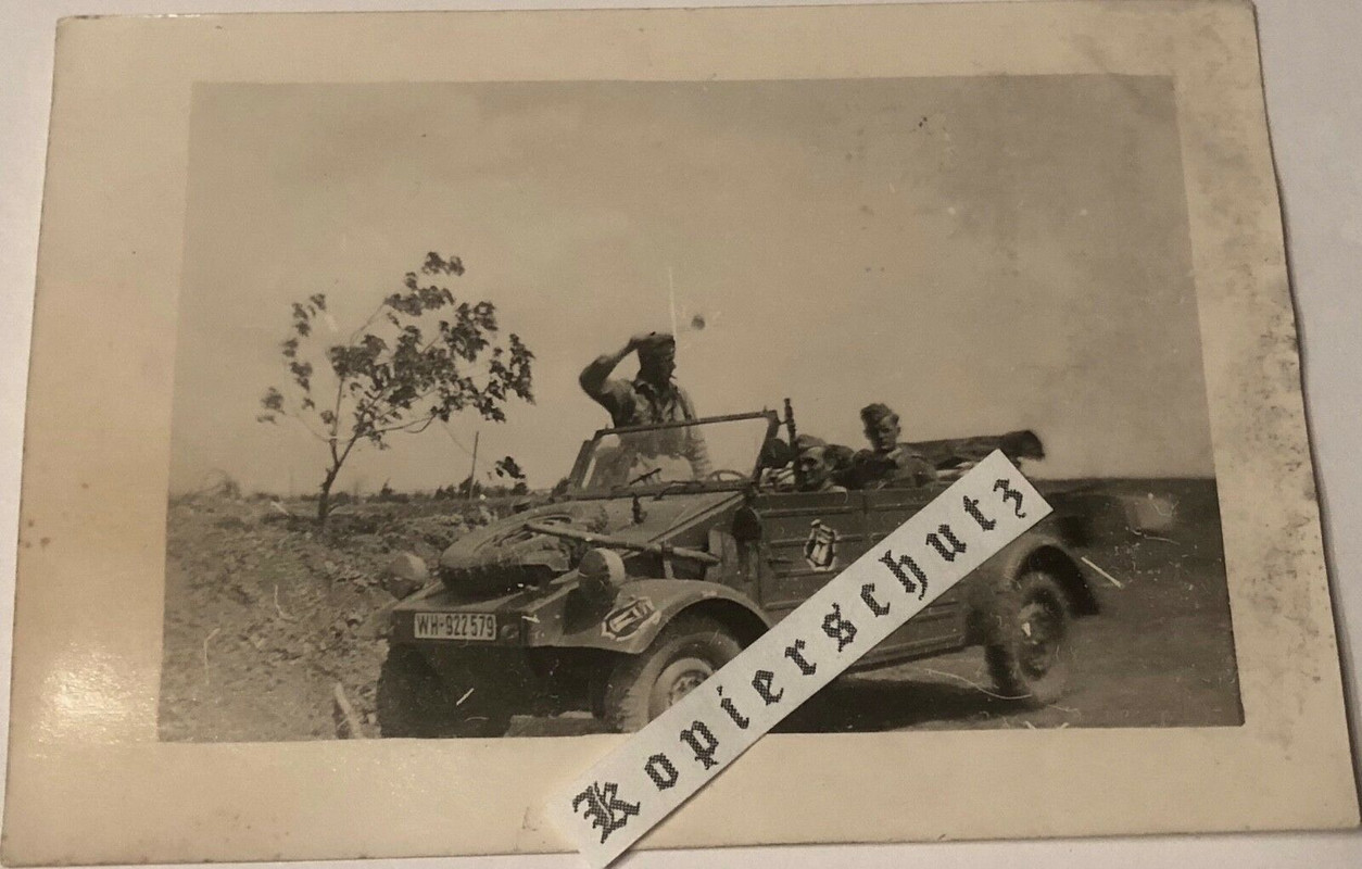 Foto VW 82 Kübelwagen Wehrmacht Heer mit 2 Divisionsabzeichen