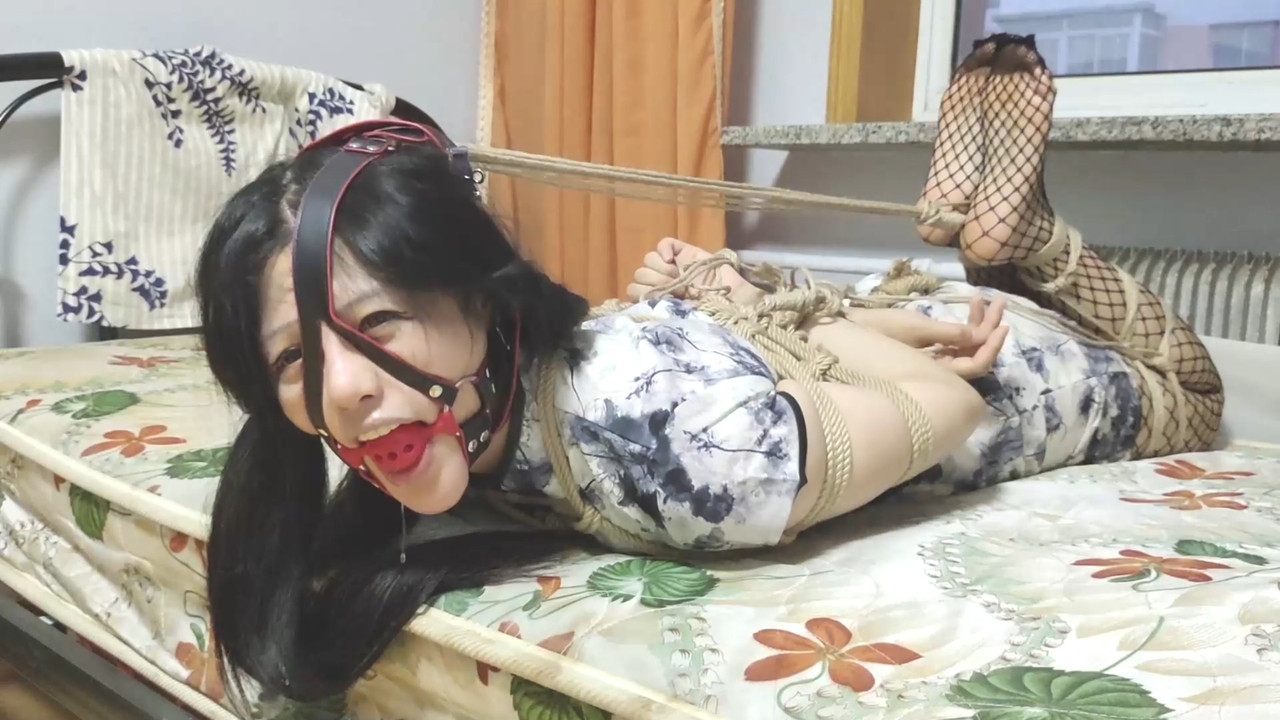 玩奴原创 诺诺的网袜驷马放置崩溃.mp4_20210715_130302.730