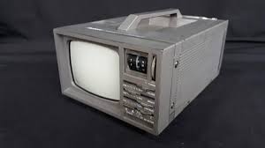Uma TV de 5 polegadas vintage, portátil, em cima de uma mesa