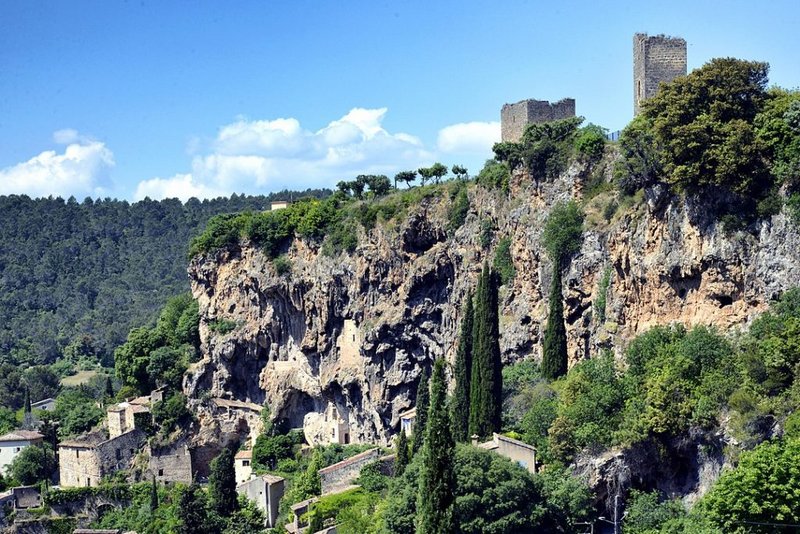 Gorges de l'Infernet ( coquille ou oeuf pourri ? ) 1079px-Cotignac-ruines-du-cha-teau-sur-le-rocher-1024x683