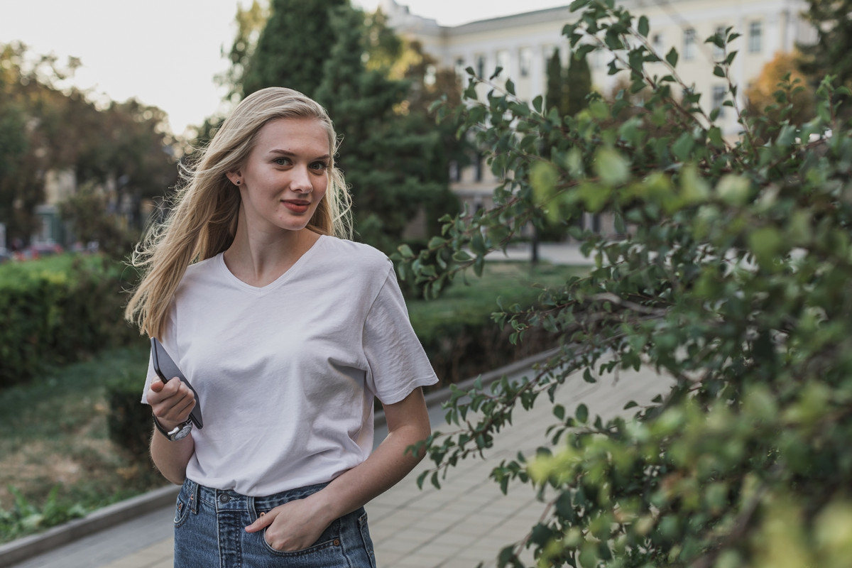 Femeie purtand un tricou alb din bumbac organic 