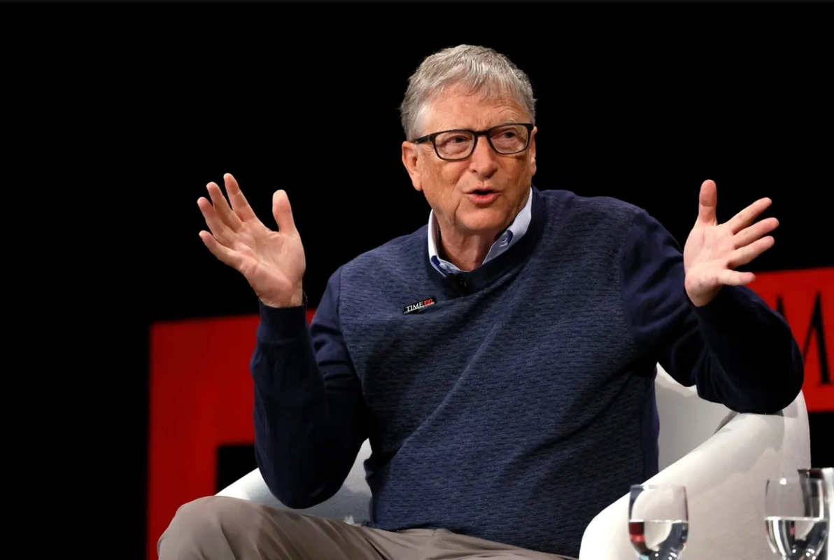 Bill Gates usa un smartphone plegable Android y no es de Microsoft