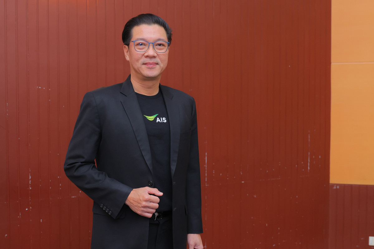 นายวรุณเทพ วัชราภรณ์ หัวหน้าฝ่ายงานธุรกิจสัมพันธ์ AIS