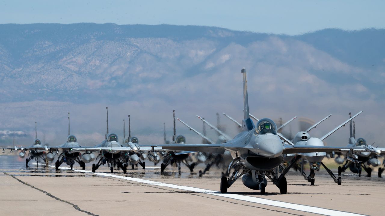 marcia degli elefanti con 40 caccia f 16 usa schierati video