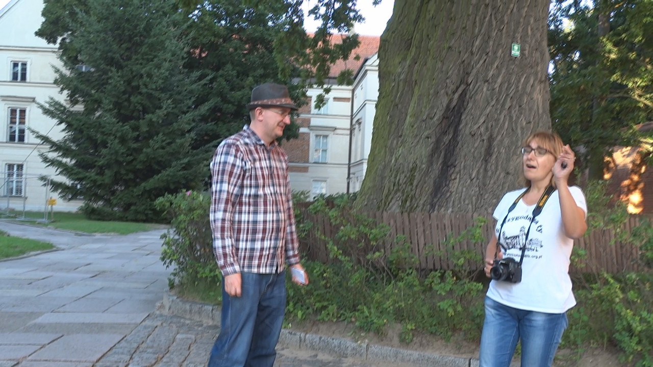 33.26 - Scenku na katedralnym dziedzińcu_002626