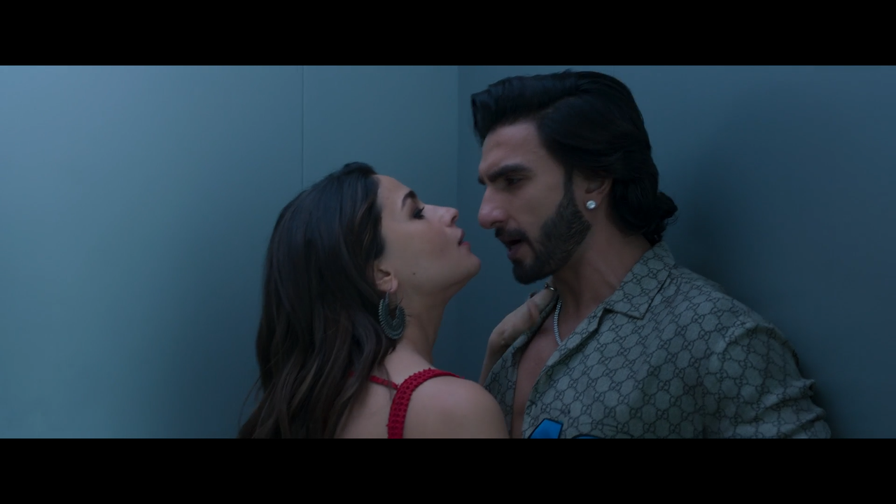 Rocky Aur Rani Kii Prem Kahaani 2023 - by Telly - VLC media player 08-09-2023 14_05_32