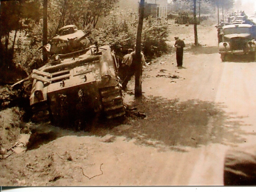 Foto zerstörter Französischer Panzer Tank Char B