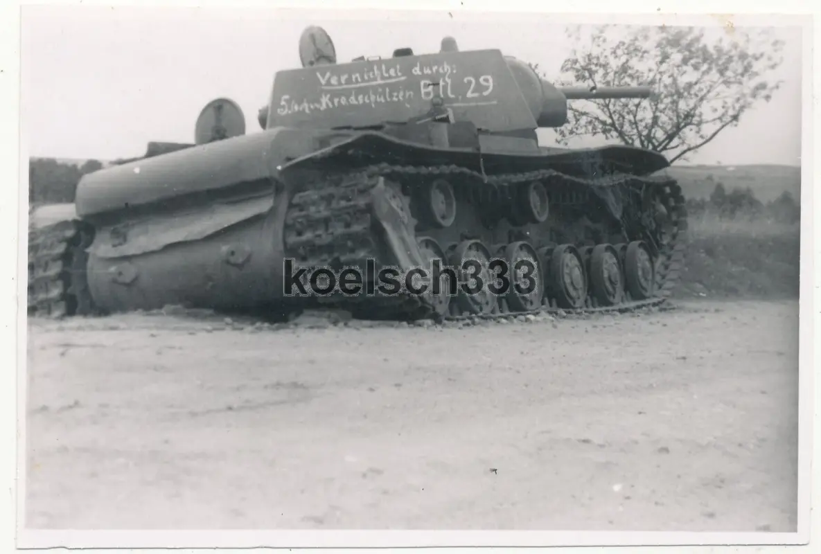 Foto russischer KW-I Panzer vernichtet durch Kradschützen Bataillon 29 Ostfront