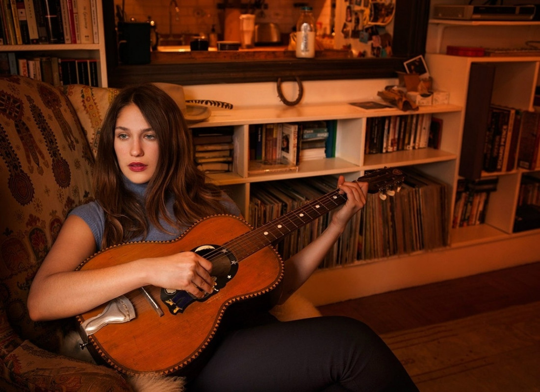 kinopoisk.ru-Lola-Kirke-2718804