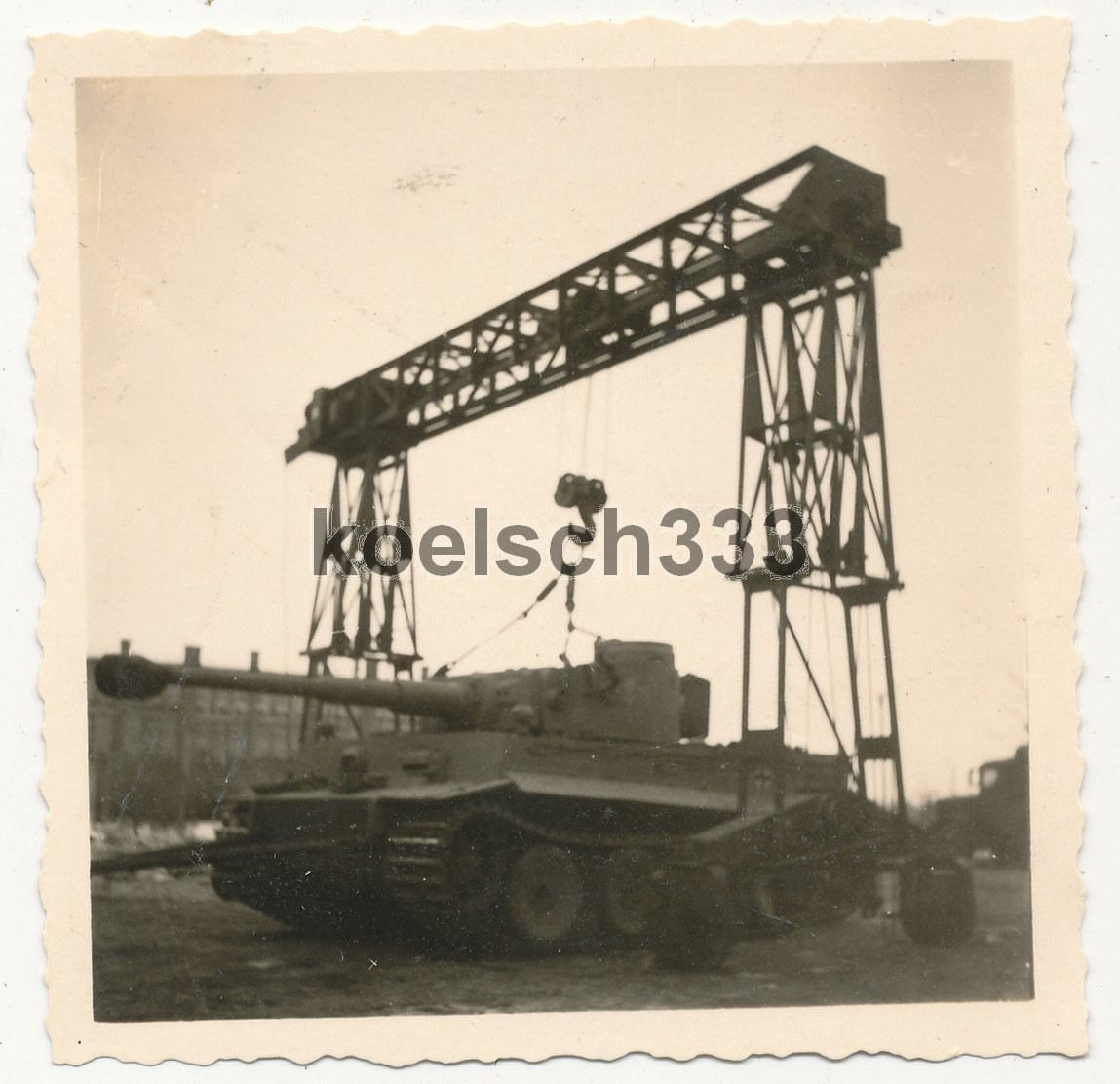 Foto Panzer VI Tiger am Strabokran einer Feldwerkstatt an der Ostfront Russland