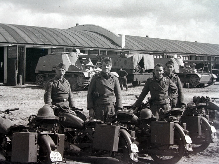 PANZER ARTILLERIE HUMMEL GRILLE Geschütz2