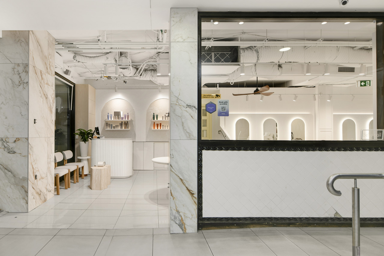 Salon Exterior & Reception