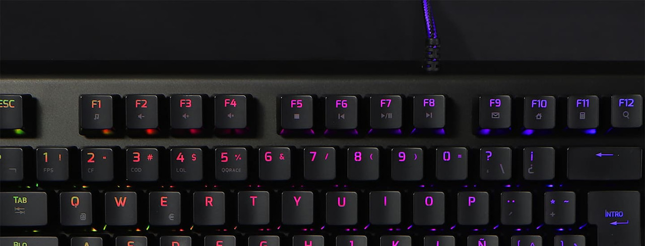 Teclado gaming Primus Ballista 300P que destaca su diseño minimalista y la construcción robusta.