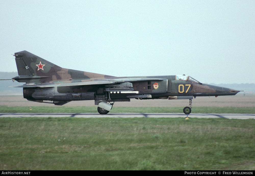 19 GvAPIB Mig-27D Yellow 07_61912561313_29.04.91