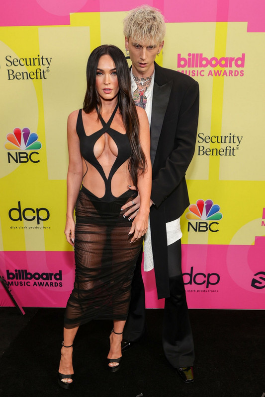 [Image: Megan-Fox-Shamless-At-The-Billboard-Musi...-Pro-9.jpg]