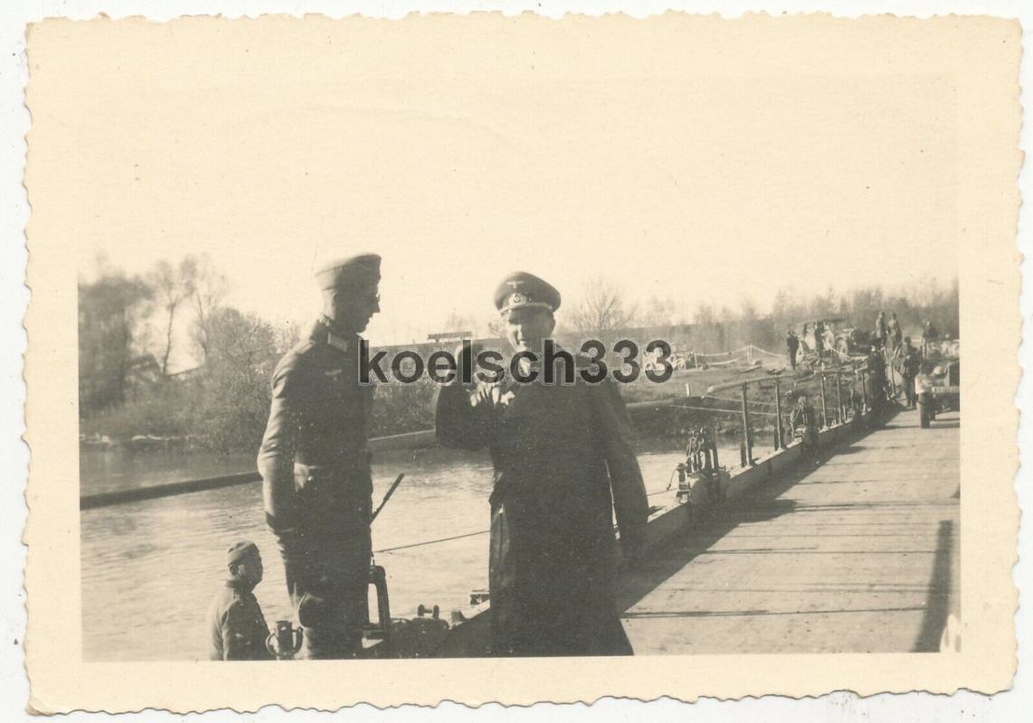 Foto General und Adjutant auf einer Pionier Kriegsbrücke in Ungarn Balkanfeldzug
