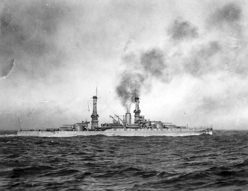 USS-Arizona-BB-39-frente-a-la-costa-de-Francia-13-dic-1918.jpg