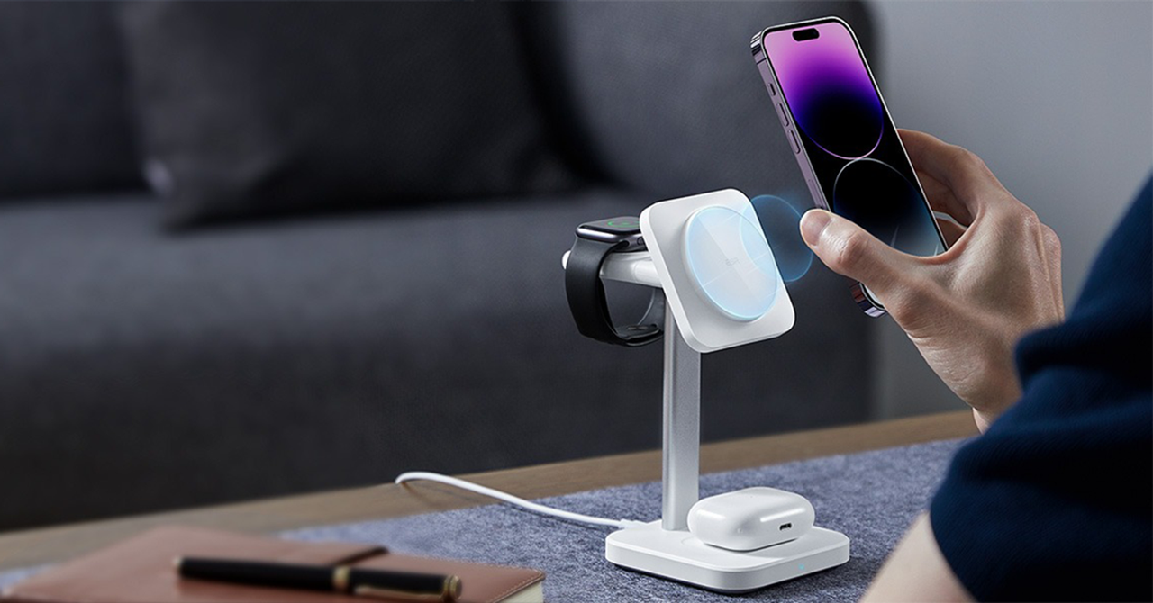 A person holding a phone and charging a smart watchDescription automatically generated A person holding a phone and charging a smart watchDescription automatically generated