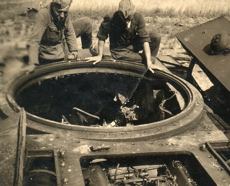 Foto Soldaten an Drehkranz zerstörter Panzer Rußland 1942
