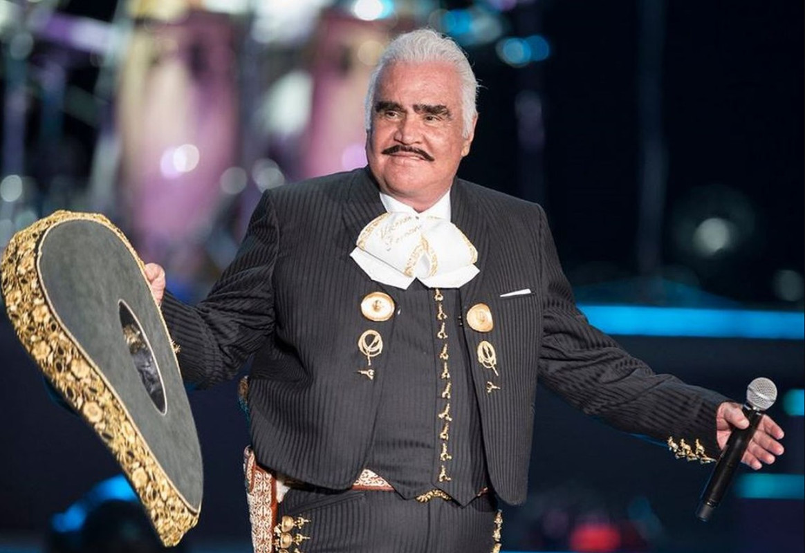 Vicente Fernández reaparece en su rancho, empleados se encuentran muy asustados