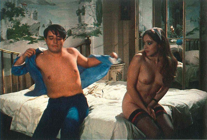 Conviene_far_bene_l'amore_(1975)_-_Christian_De_Sica_ed_Eleonora