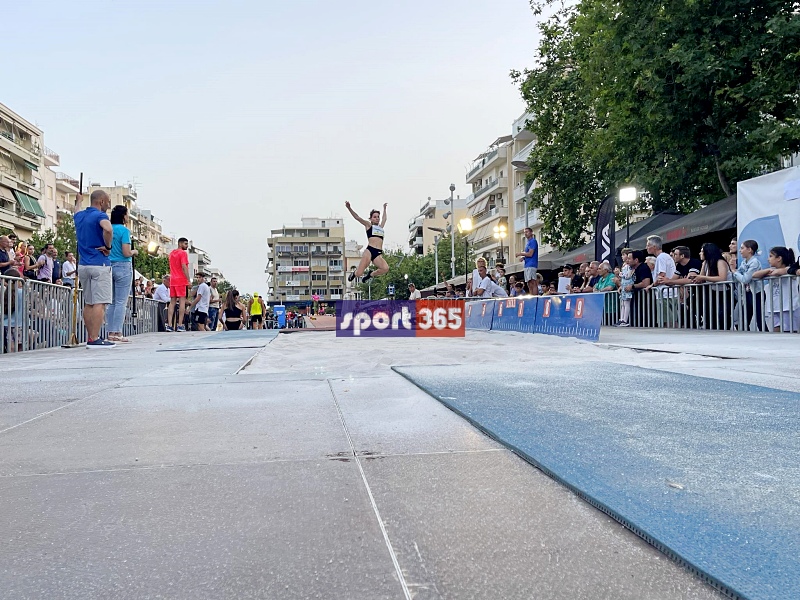 , Tsatoumas Street Long Jump: &Theta;έ&alpha;&mu;&alpha; &kappa;&alpha;&iota; &kappa;&alpha;&lambda;έ&sigmaf; &epsilon;&pi;&iota;&delta;ό&sigma;&epsilon;&iota;&sigmaf; &sigma;&tau;&eta;&nu; &kappa;&epsilon;&nu;&tau;&rho;&iota;&kappa;ή &pi;&lambda;&alpha;&tau;&epsilon;ί&alpha; &Kappa;&alpha;&lambda;&alpha;&mu;ά&tau;&alpha;&sigmaf; (&Epsilon;&iota;&kappa;ό&nu;&epsilon;&sigmaf;)