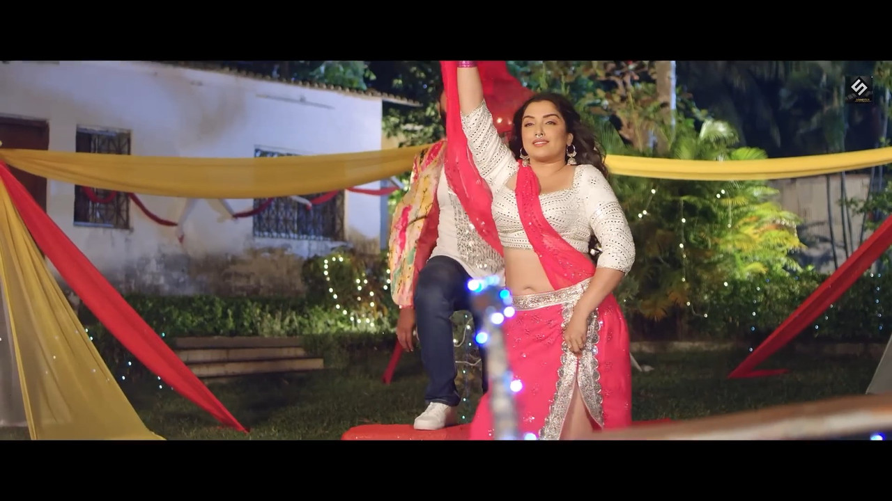 Amrapali Dubey Hot Sexy song latest bhojpuri gana -Samaj Mein Parivartan.mp4_snapshot_02.32.194