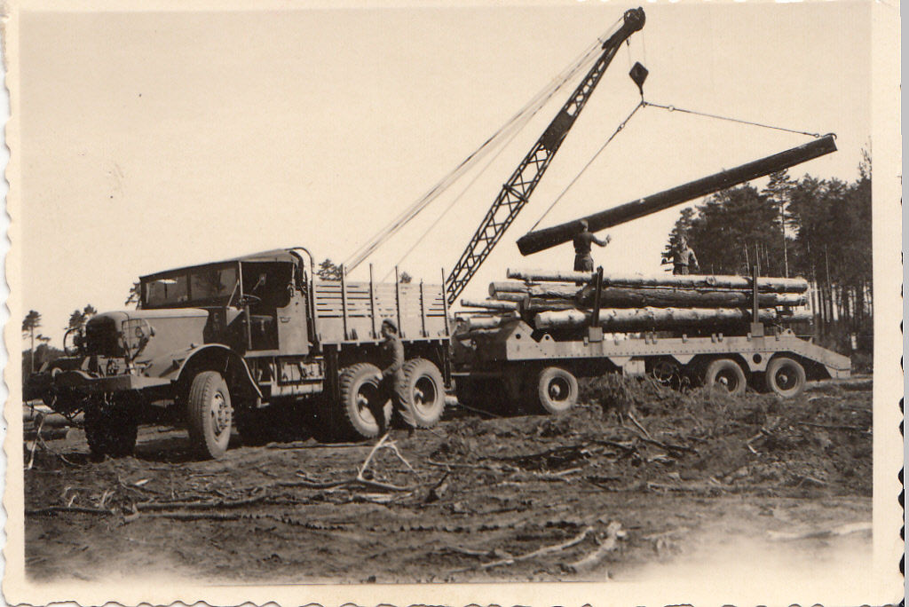 schwerer Lastwagen LKW mit Anhäger & Kran beim H