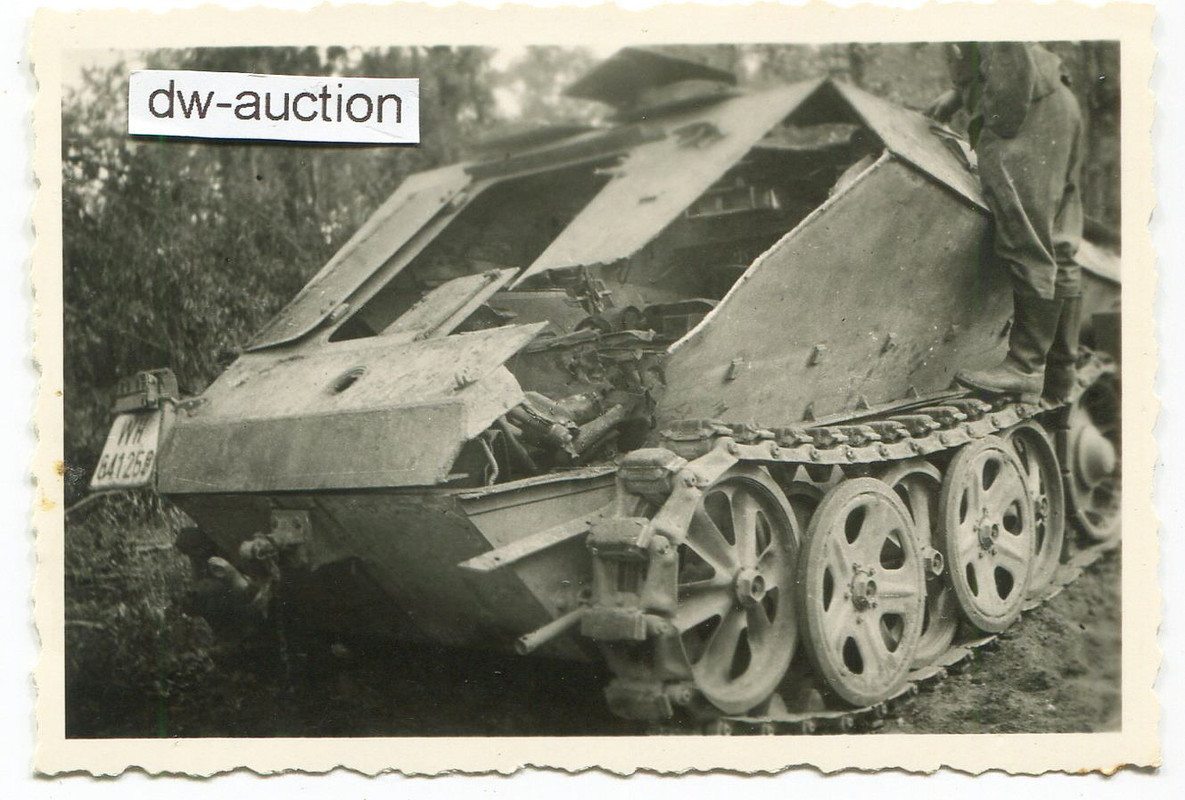 zerstörtes SdKfz Munitionsschlepper einer Sturmg