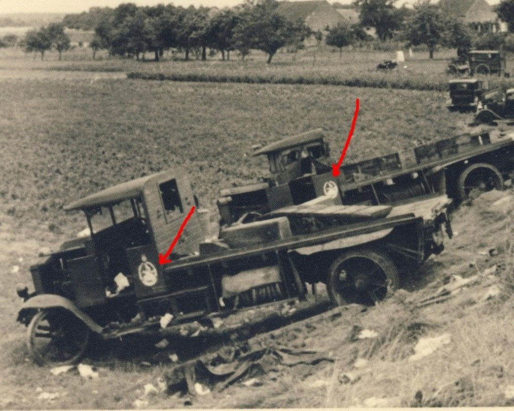 Foto GIEN Frankreich - zerstörte franz. Fahrzeug