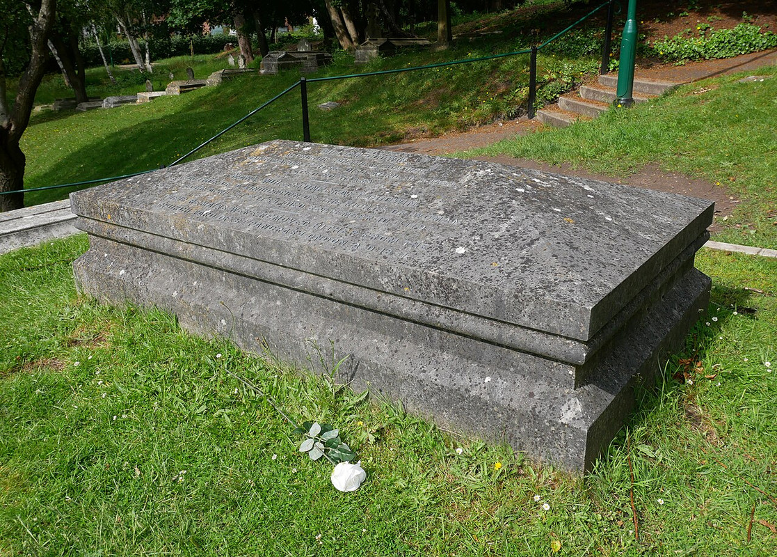 Shelley_Tomb_outside_the_Church_of_Saint_Peter,_Bournemouth_(03)