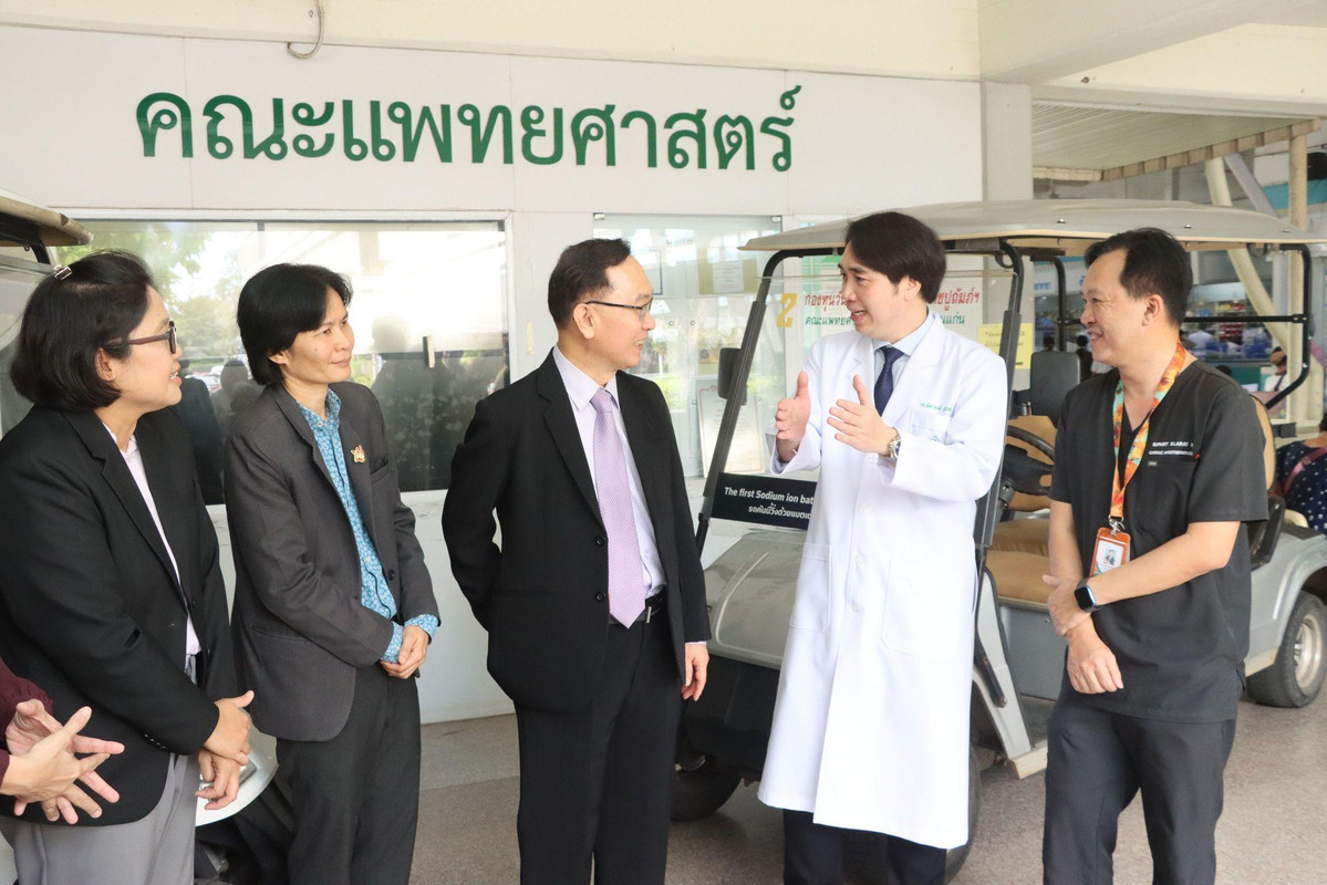 รศ.ภัทรพงษ์ มกรเวส คณบดีคณะแพทยศาสตร์(ชุดก