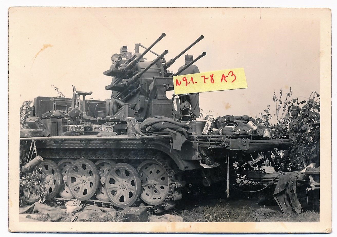 Sd.Kfz 7-1 mit 2cm Flak Vierling   Soldaten Ausrüstung viele Det