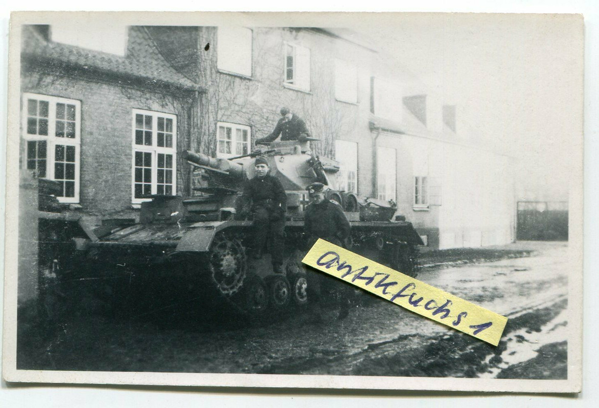 Deutscher Panzer mit Besatzung bei Viborg in Dänemark 1944