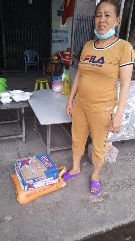 Hình ảnh phát gạo mì cho khu cách ly "Hòn Rớ" Nha Trang 11