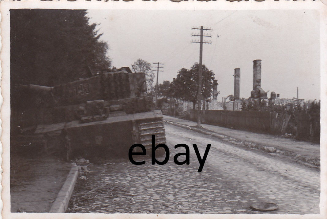 zerstörter Panzer VI Tiger Kennung Turmnummer 11