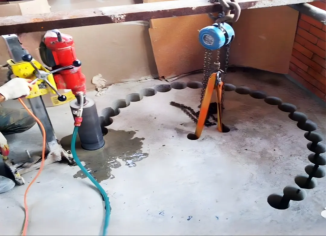 مجموعة من فتحات الكور المصطفة بشكل مثالي لمواسير السباكة.