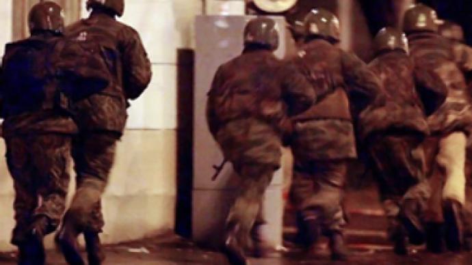 soldat de la garde nationale en train d'entrer dans le bâtiment
