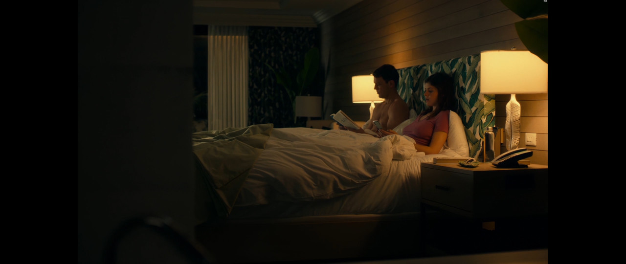 Alexandra Daddario - The White Lotus S01E02 (2021) 2160p Web.mp4_snapshot_04.22.178