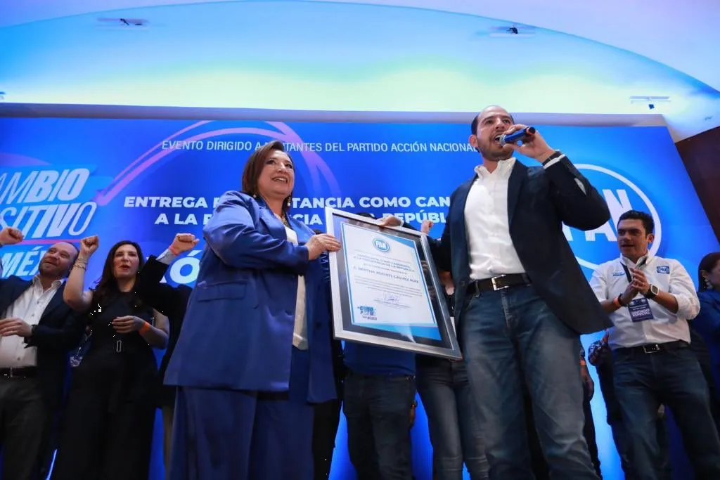 Al grito de “Presidenta”, Xóchitl recibe constancia como candidata presidencial del PAN