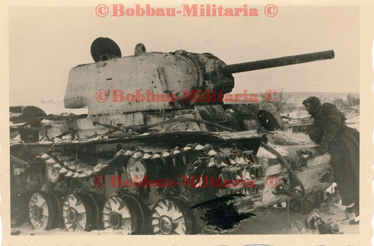 Russland Wehrmacht Beute russischer KW 1 Panzer in weißer Winter-Tarnung,