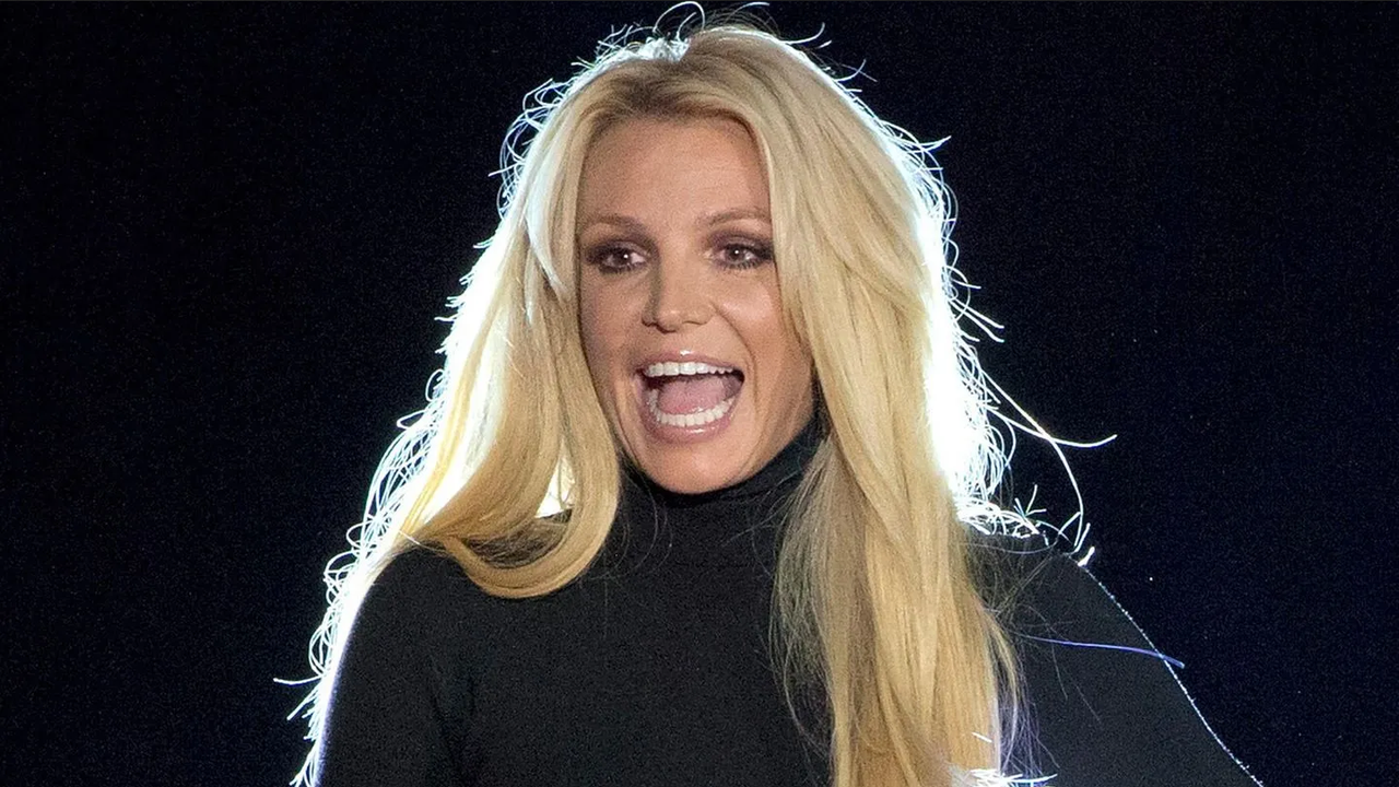 Britney Spears es captada haciendo en topless en el desierto de sonora