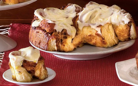 Does cream cheese icing on cinnamon rolls need to be refrigerated