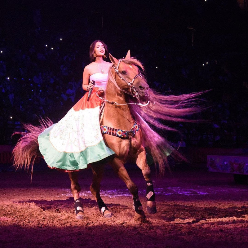 Ángela Aguilar y su extraño ritual antes de dar un concierto