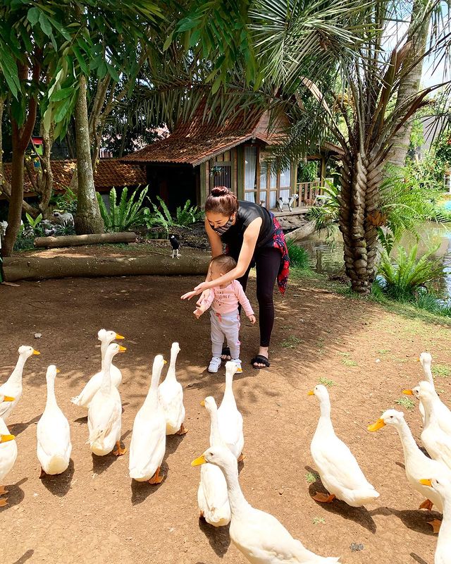 Aura Kasih dan anaknya