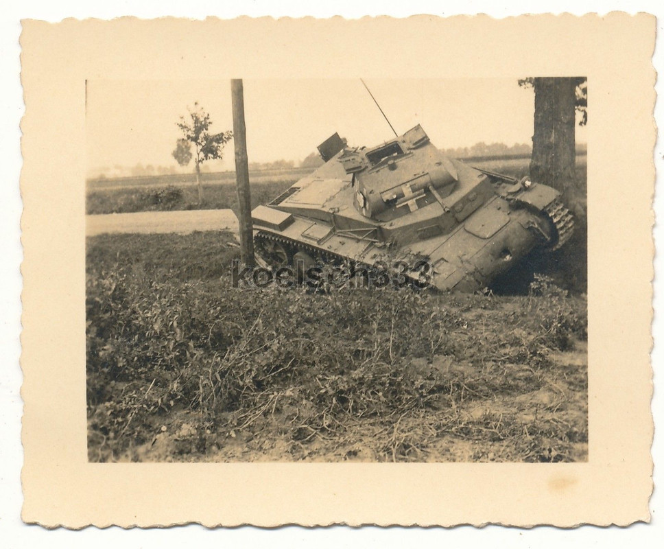 Foto Panzer II Kampfwagen der Wehrmacht im Straßengraben in Polen 1939