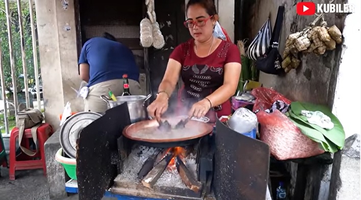 Toge Goreng Mak Epon yang dimasak menggunakan kayu bakar.