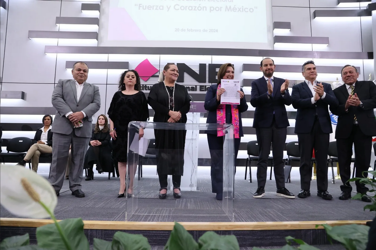 En su registro como candidata, Gálvez exige a AMLO “sacar las manos de la elección”