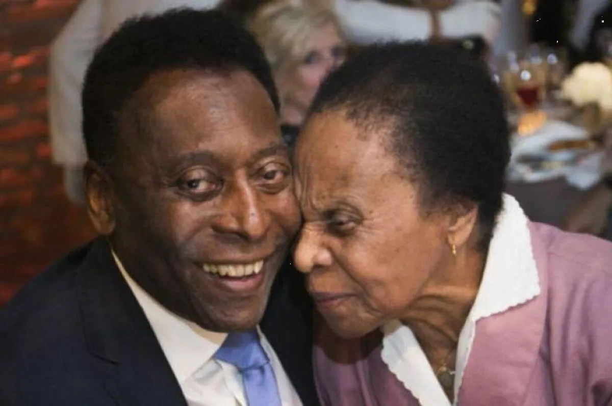 ¿Cómo se llama la madre del fallecido futbolista Pelé y cuántos años tiene?